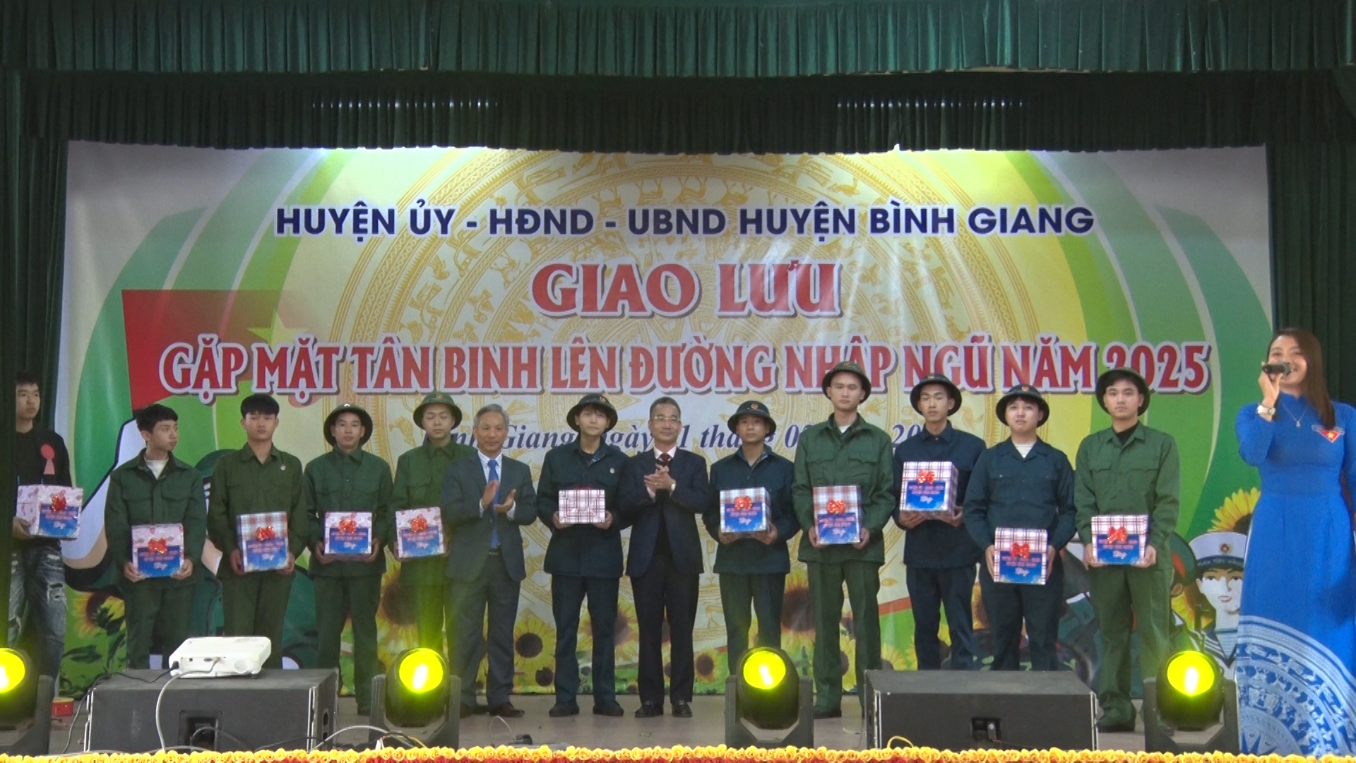 Huyện nhà tổ chức gặp mặt, tặng quà Tân binh trước khi lên đường nhập ngũ năm 2025